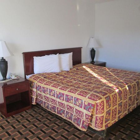 Budget Inn Коко Екстериор снимка