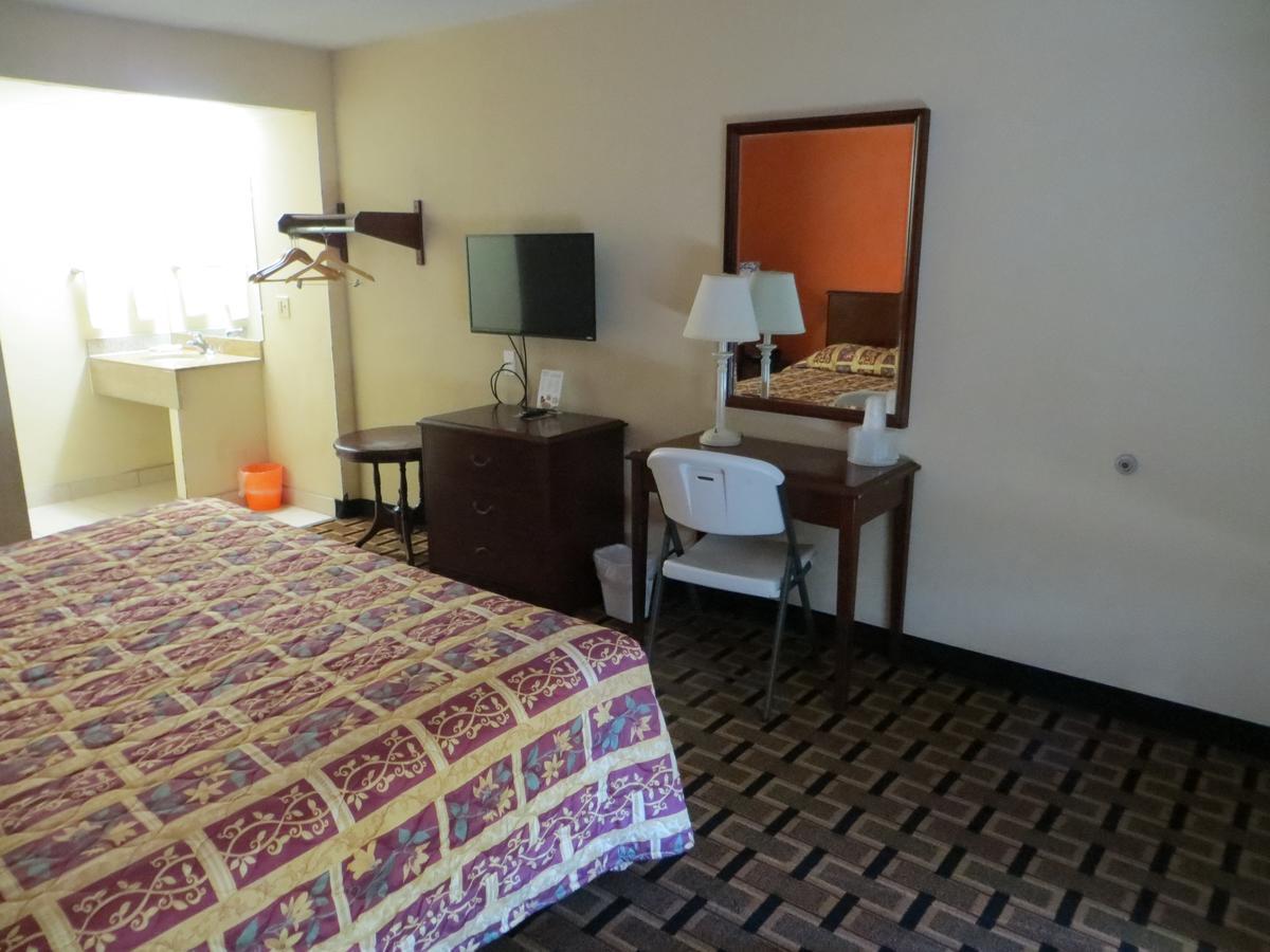 Budget Inn Коко Екстериор снимка