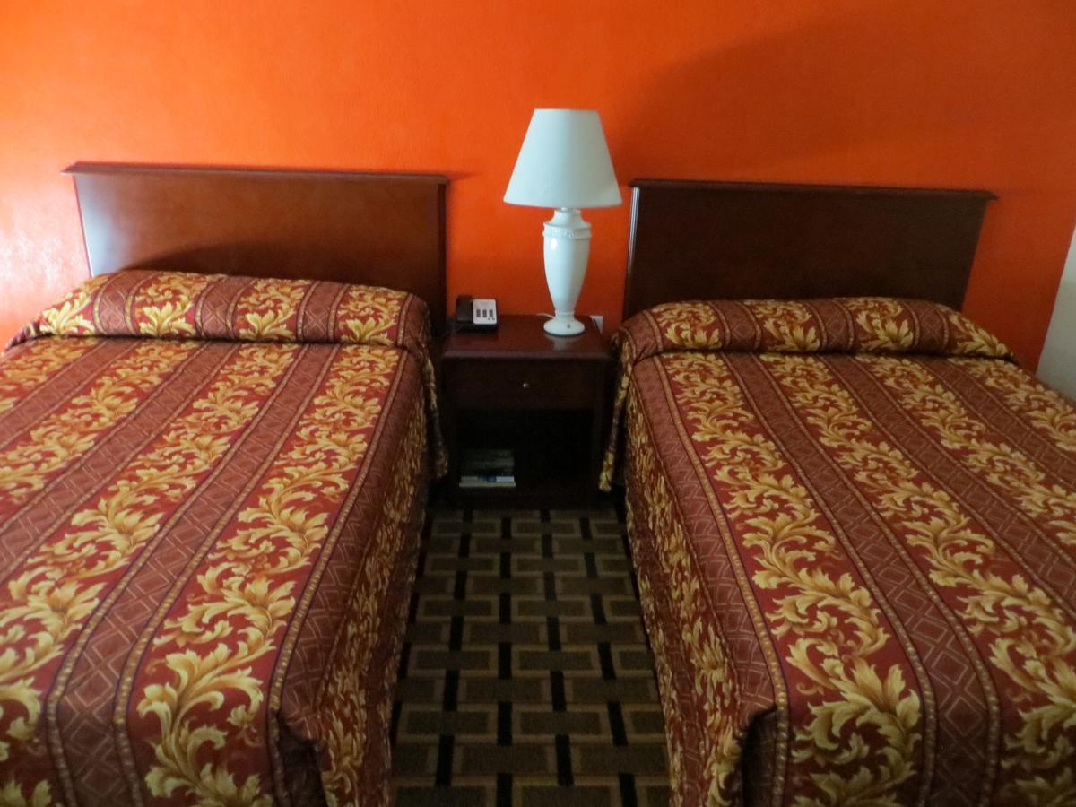 Budget Inn Коко Екстериор снимка