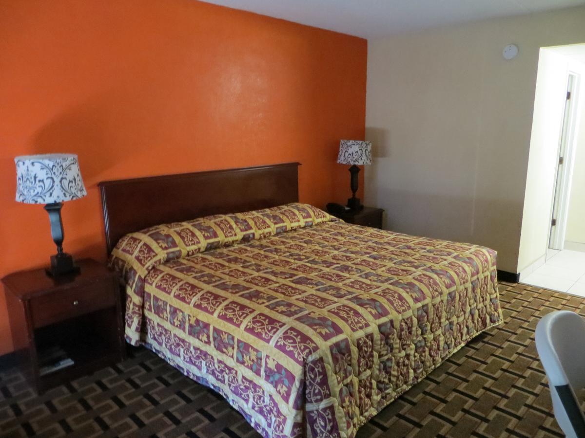 Budget Inn Коко Екстериор снимка