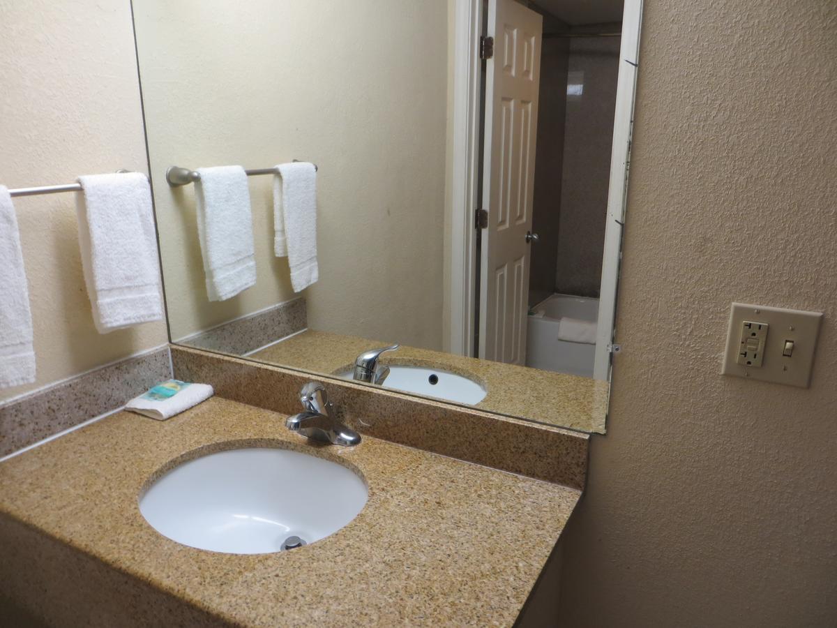 Budget Inn Коко Екстериор снимка