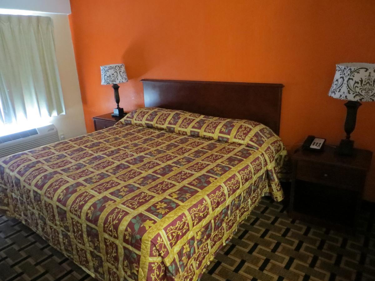 Budget Inn Коко Екстериор снимка