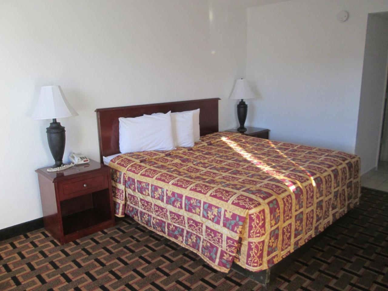 Budget Inn Коко Екстериор снимка