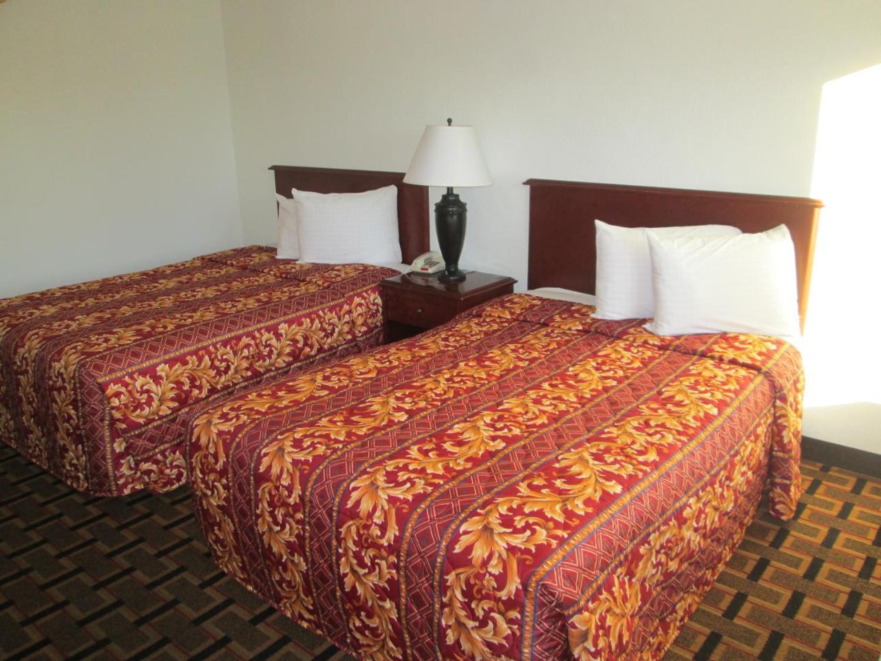 Budget Inn Коко Екстериор снимка