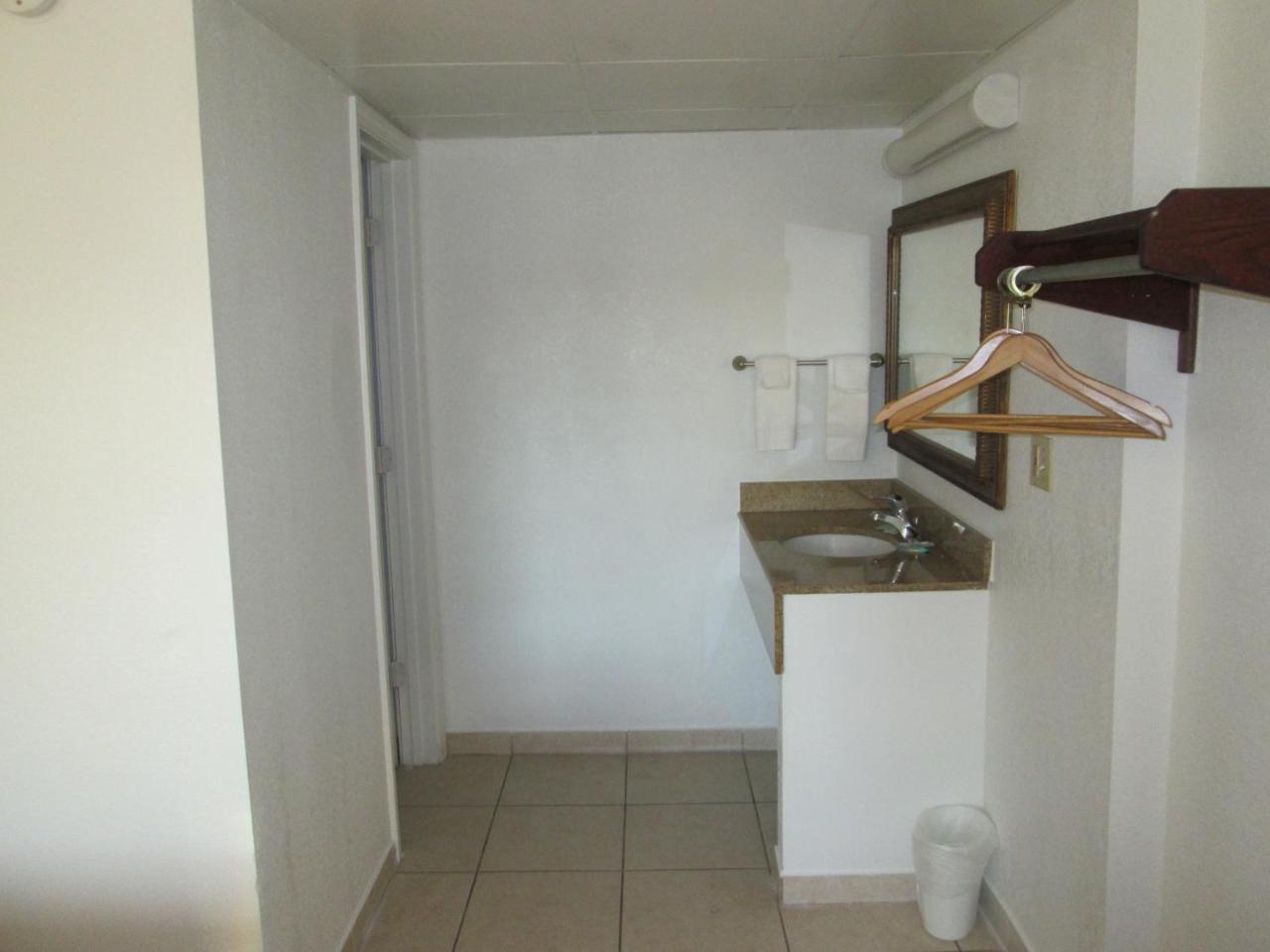 Budget Inn Коко Екстериор снимка