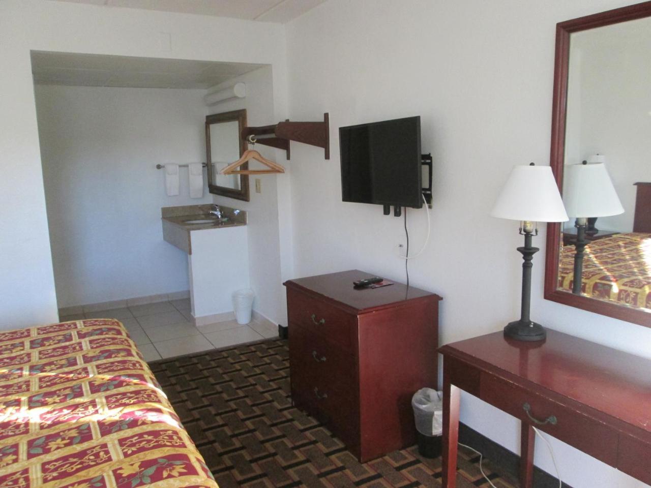 Budget Inn Коко Екстериор снимка